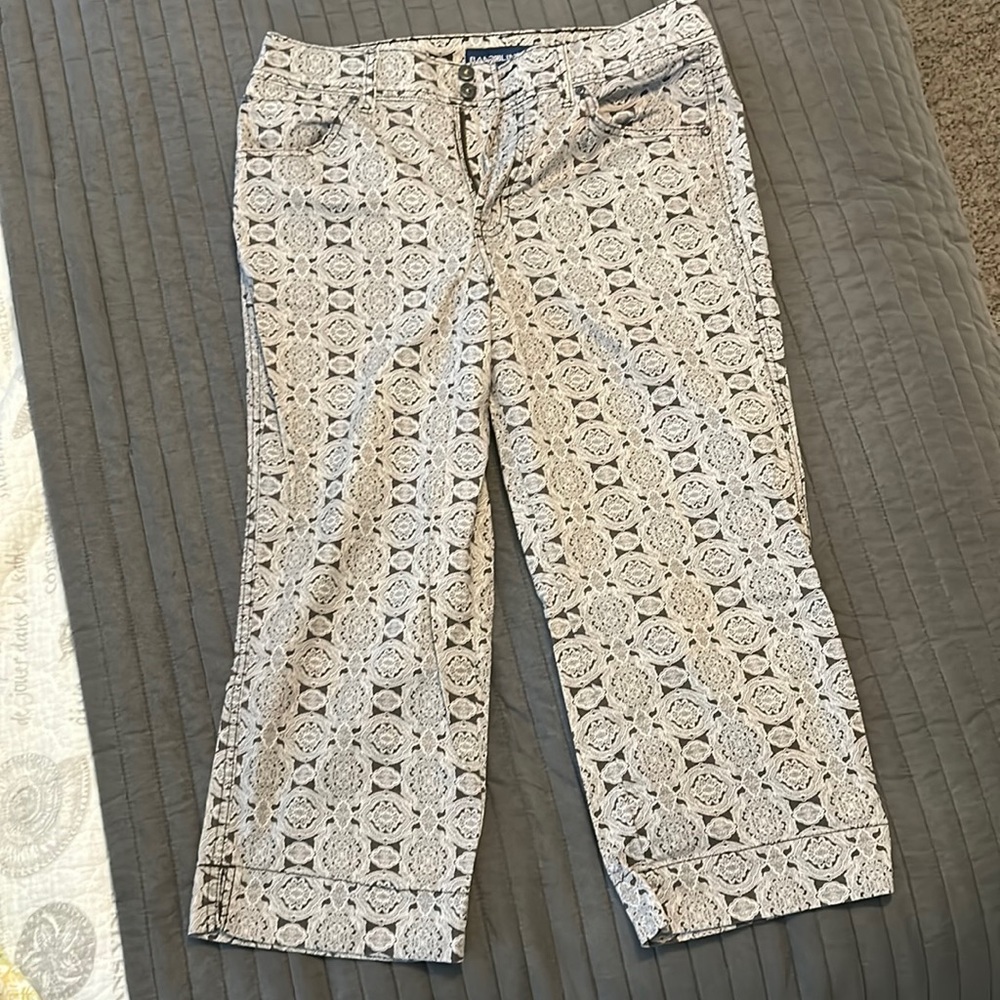Bandolinoblu size 10 gray and white capris
